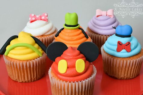 Disney themed cupcakes by K Noelle Cakes Disney Themed Cakes, Cartoon Cupcakes, Disney Cupcakes, Character Cupcakes, Disney Desserts, Disney Birthday Cakes, Disney Birthday Party, Disney Treats, Cupcake Wars