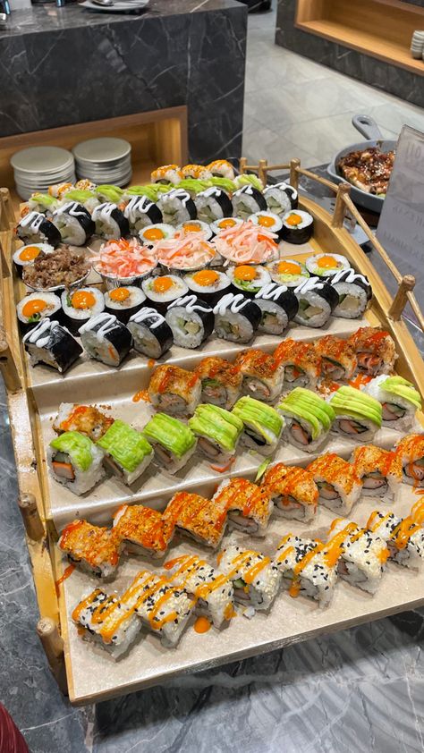 Sushi Bar Party, Sushi Presentation, Sushi Table, Sushi Catering, Makanan Cepat Saji, Japanese Food Sushi, Sushi Platter, Sleepover Food, Food Babe