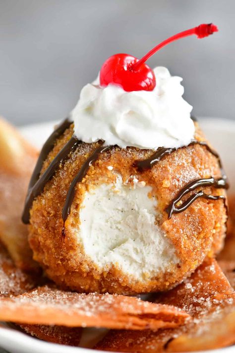 Fried Ice Cream has a warm, crunchy shell with cold vanilla ice cream inside. Yes, it really is deep fried and served with cinnamon chips. Fried Ice Cream Cake, Deep Fried Ice Cream, Fried Ice Cream Recipe, Funnel Cake Recipe, Fried Dessert, Gunny Sack, Food Asian, Ice Cream Mixture, Fried Ice Cream