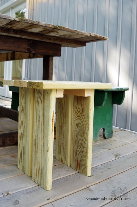 Diy Outdoor Stool Ideas, Diy Outdoor Stool, Deck Modern, Diy Bar Stools, Farmhouse Bar Stools, Rustic Bar Stools, Wicker Bar Stools, Outdoor Stool, Diy Outdoor Bar