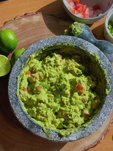 GUACAMOLE EN MOLCAJETE😍If you’ve never made guacamole in a molcajete (mortar and pestle), this is your sign to do so ASAP. Using a molcajete allows you to grind charred garlic and serrano prior to adding the avocado, giving a subtle smokiness to your guacamole that will be far superior than others you have had. I promise this will be a hit at your Cinco de Mayo celebrations!Note:Guacamole is one of those foods that people have strong preferences for. Some like it extra citrusy, some like it spi Guacamole Molcajete, Guacamole Aesthetic, Hosting Era, Avocado Juice, Creation Station, Homemade Guacamole, Eat To Live, Roma Tomatoes, Ripe Avocado