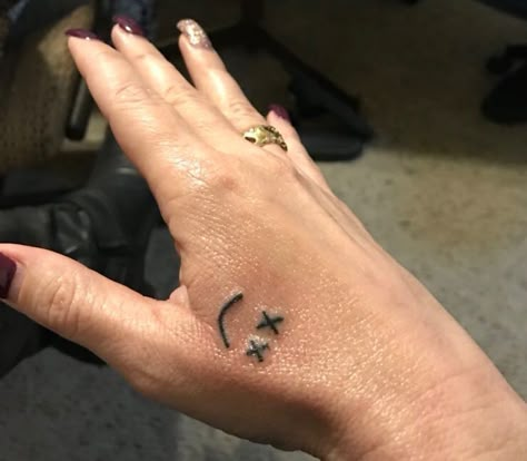 Smiley Face Tattoo, One Direction Tattoos, Jess Conte, Stick Poke Tattoo, Eyes Tattoo, Harry Styles Tattoos, Fan Tattoo, Small Tattoos Simple, Inspiration Tattoos