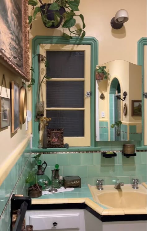 Maximalism Bathroom, Americana Bathroom, Funky Bathrooms, 1980s Bathroom, Vintage Homes, Eclectic Bathroom, Cozy Spaces, Vintage Bathrooms, Future Apartment