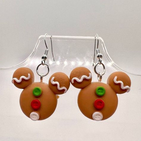 Stitch Polymer Clay Earrings, Disney Christmas Clay Earrings, Easy Polymer Clay Christmas Ornaments, Cute Clay Christmas Earrings, Disney Christmas Earrings, Polymer Clay Grinch Earrings, Mickey Clay Earrings, Disney Earrings Diy, Turkey Clay Earrings