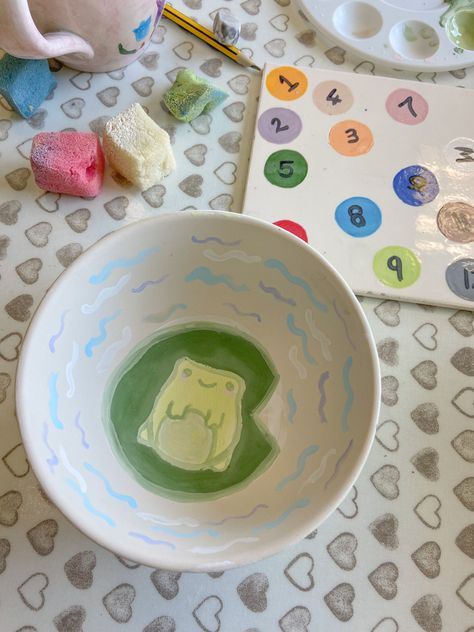 Painting a bowl - frog Frog Pottery Painting, Frog Bowl, Whimsical Kitchen, Ceramic Projects, Pot Painting, Color Me Mine, Clay Craft, Hand Painted Pottery, Keramik Design