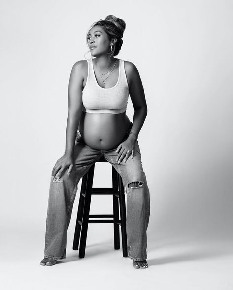 Calvin Klein Pregnancy Shoot, Calvin Klein Maternity Shoot, Black Women Maternity Shoot, Funny Maternity Pictures, Home Maternity Photography, Diy Maternity Photos, Maternity Shoot Outfit, Studio Maternity Shoot, Family Maternity Pictures