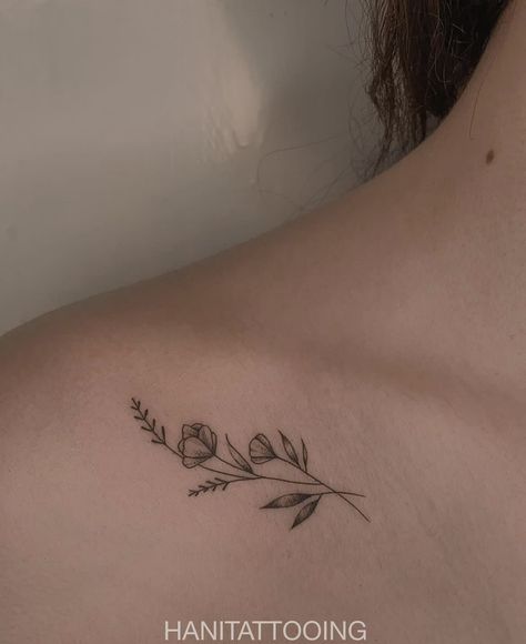 Dainty Fineline Tattoos, Symmetrical Collarbone Tattoo, Collar Bone Tattoo For Women, Small Tattoo Designs For Women, Simple Shoulder Tattoo, Tatoo Dog, Arrow Tattoos For Women, Clavicle Tattoo, Stick Tattoo