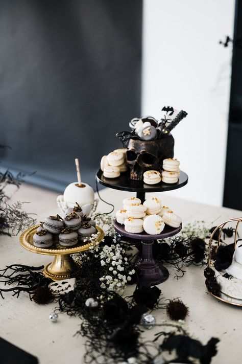 Black Halloween Birthday Party, Black And White Halloween Party Ideas, Black Halloween Centerpiece, Black Treats Table, Wednesday Addams Sweet 16, Black And Gold Halloween Party, Chic Halloween Centerpiece, Black And White Halloween Centerpiece, Victorian Goth Party Decor