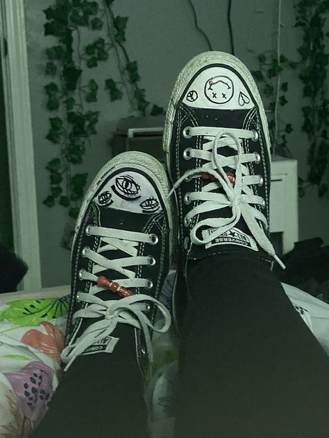 I drew on my shoes Converse Art, Kpop Ideas, My Shoes, Converse Shoes, On Shoes, Converse, Black, Art