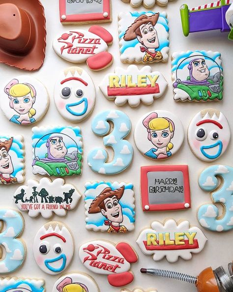 You've got a friend in me ☁️☁️☁️ Toy Story Cookies 3rd Birthday, Toy Story Cookies, Girls 3rd Birthday, Twin Birthday Parties, Cookie Decoration, Toy Story Theme, Second Birthday Ideas, Story Birthday, Twins 1st Birthdays