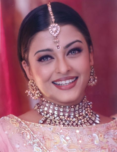 90s Bollywood Fashion, Aishwarya Rai Pictures, Bollywood Makeup, Aishwarya Rai Photo, Bollywood Dress, Bridal Hair Buns, Bollywood Outfits, Vintage Bollywood, Indian Aesthetic