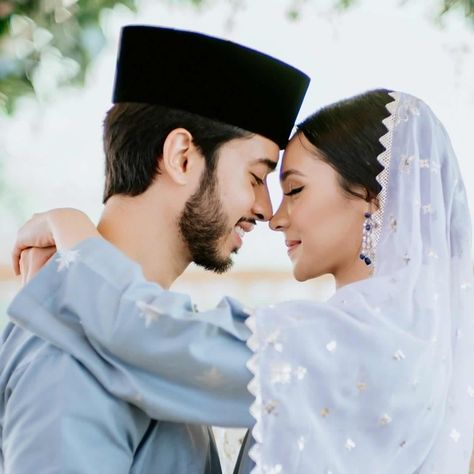 Malay Wedding Photography Poses, Malay Wedding Outdoor, Malay Wedding Photoshoot, Malay Wedding Pose, Classic Malay Wedding, Malay Wedding Photography, Melayu Wedding, Malay Wedding Dress, Muslim Wedding Photos