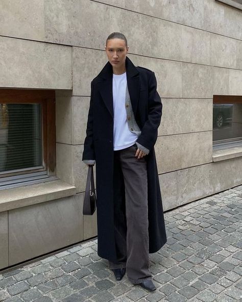 Anastasia Arabchikova on Instagram Long Coat Street Style, Long Black Coat Outfit, Black Coat Outfit, Long Coat Outfit, Sleek Outfit, Long Black Coat, Black Winter Coat, Smart Outfit, Monochrome Fashion