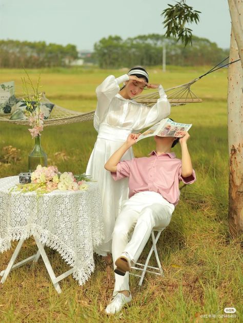 Vintage Marriage, Couple References, Picnic Pictures, Pose Couple, Foto Prewedding, Vietnam Wedding, Wedding Photo Studio, Wedding Concept, Poses Couples