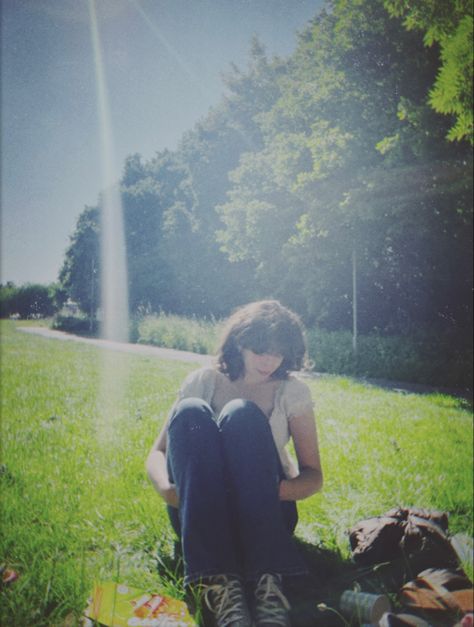 Polaroid Camera Pictures, Sunny Pictures, Aesthetic Photo Ideas, Flowers London, Park Picnic, Film Pictures, Alex G, Polaroid Camera, Summer Friends