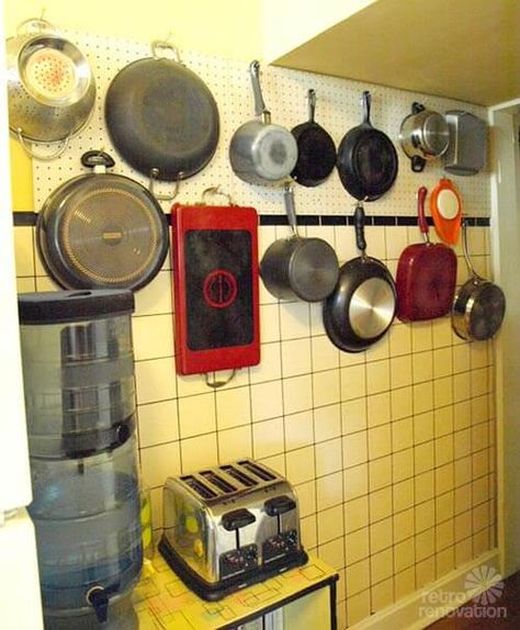 Pegboard as pot rack in vintage kitchens - Kitchen Vintage Modern, Clip Hacks, 1918 House, Kitchen Cabinet Organization Layout, Shoestring Budget, Retro Kitchens, Kitchen Improvements, Rental Kitchen, Vintage Kitchens