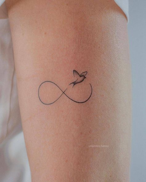 Small Sparrow Tattoos, A Bird Tattoo, Bird Tattoo Design, Tattoo Design Ideas For Women, Simple Bird Tattoo, Small Bird Tattoos, Parrot Tattoo, Bird Tattoo Meaning, Unique Butterfly Tattoos