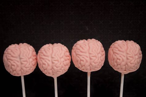 Brain cake pops - Etsy -  MelindasMarvels Monster Mash Party, Brain Cake, Monster High Birthday Party, Nursing Cake, Halloween Cake Pops, Dessert Bites, Halloween Sweets, Science Party, Zombie Party