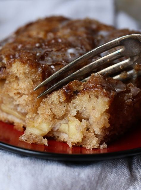 Apple Fritter Cake is a soft apple filled cake, with a crispy sugar glaze! You're favorite old fashioned doughnut in cake form! Apple Fritters Cake Recipe, Apple Fritter Cake, Pancakes For Dinner, Easy Apple Cake, Apple Fritter, Torte Cupcake, Apple Cake Recipes, Apple Filling, Apple Fritters