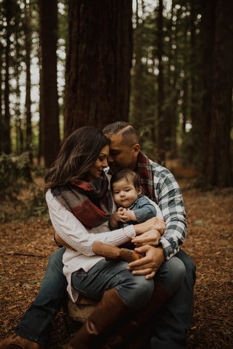 Fall Forest Photoshoot Family, Pine Forest Family Photoshoot, Baby Forest Photoshoot, Forest Family Photoshoot, Hiking Photos, Forest Sunset, Winter Family Photos, Family Photos With Baby, Family Photoshoot Poses