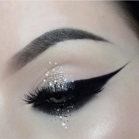 Eye Makeup Goth, Smokey Glitter Eye Makeup, Vampire Aesthetics, Channel Makeup, Anime Eye Makeup, Punk Makeup, Endless Night, Makeup Accesories