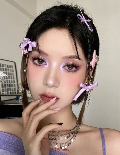 Concert Outfit Purple, Douyin Makeup Purple, Lilac Douyin Makeup, Purple Blush Douyin, Pink And Purple Douyin Makeup, Purple Concealer, Purple Fairy Makeup, Dreamy Purple Makeup, Makeup Layout