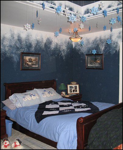 decorative snowflakes Frozen Theme Room, Frozen Room Decor, Penguin Bedroom, Frozen Themed Bedroom, Frozen Bedroom, Frozen Room, Theme Bedrooms, Winter Bedroom, Bedroom Decoration Ideas