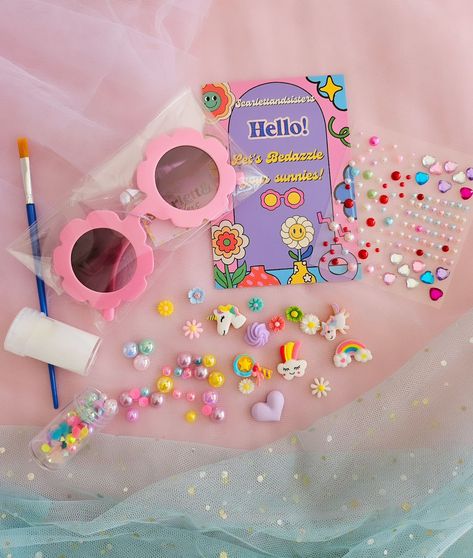 🌸 Which DIY Kit is your favorite? Do you know we include letter beads in your kit so you have an option to customused your sunnies with your name or just leave it with just the charms and all the sparkly stuff! #diy #smallbusiness #shopsmall #customsunglasses #personalised Sunglass Craft, Kids Crafts To Sell, Swiftie Party, Clay Mirror, Diy Sunglasses, Shop Name Ideas, Kids Workshop, Diy Snacks, Gift Bags Diy