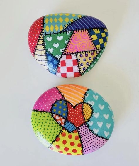 20 Valentine's Day Rock Painting Ideas Easy Painted Rocks, Ladybug Rocks, Tattoo Plant, Garden Rock Art, Diy Rock Art, Stone Art Painting, Rock Painting Ideas, Pottery Painting Designs, Painted Rocks Craft