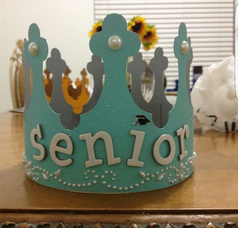 College Graduation Cap Ideas, Senior Year Checklist, Cap Decoration Graduation, Year Checklist, Graduation Cap Designs College, Blended Wedding, Senior Year Diy, Cardboard Art Sculpture, Senior Crown Ideas