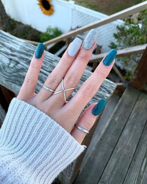 K on Instagram: “Feelin’ those wintery vibes ❄️ . . . Thumb/Pointer/Pinky are @sparkle.and.co Dark Harbor Teal, Middle and Ring fingers are @revelnail D32…” Beauty Eye Makeup, Winter Nail Colors, Dark Harbor, Revel Nail Dip Powder, Revel Nail Dip, Art Design Ideas, Eye Makeup Ideas, Nude Nail Designs, Nail Colors Winter