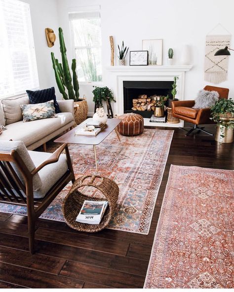 Two rugs in one room? Leave it to @anitayokota to pull it off. Love everything about this space. (Rug Cozy Eclectic, Eclectic Living, Mid Century Modern Living, Living Modern, Mid Century Modern Living Room, Eclectic Living Room, Boho Living, Boho Living Room, Living Room Inspo