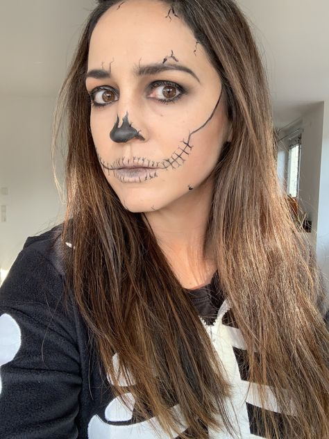 Easy Skeleton Face Paint, Kids Skeleton Makeup, Skeleton Face Paint Easy, Easy Skeleton Makeup Tutorial, Easy Skeleton Makeup, Skeleton Makeup Tutorial, Skeleton Face Paint, Scarecrow Makeup, Last Minute Costume