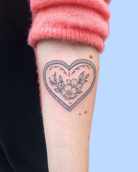 Traditional Heart Tattoos, Heart Mandala, Mexican Tattoo, American Traditional Tattoo Ideas, Traditional Tattoo Ideas, Instagram Heart, Intricate Tattoo, Heart Tattoo Designs, Dream Tattoos