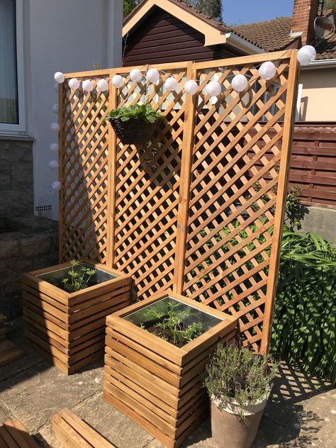 Privacy screen made with trellis and wooden planters Backyard Trellis, Backyard Privacy Screen, Apartment Patio Gardens, Privacy Planter, Mosquito Curtains, Diy Privacy Screen, Balcony Privacy Screen, Diy Outdoor Seating, Garden Privacy Screen