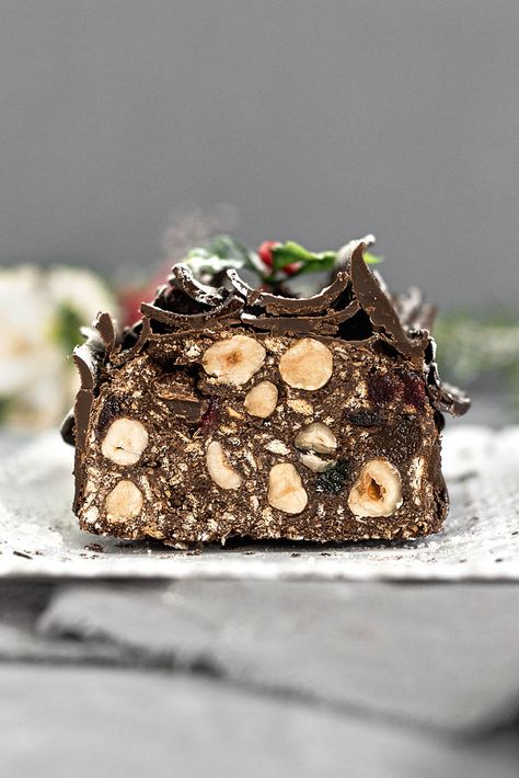 Summer Christmas Dessert, Maltese Christmas, Maltese Recipes, Christmas Ice Cream, No Bake Recipe, Christmas Log, Xmas Treats, Christmas Baking Recipes, How To Roast Hazelnuts