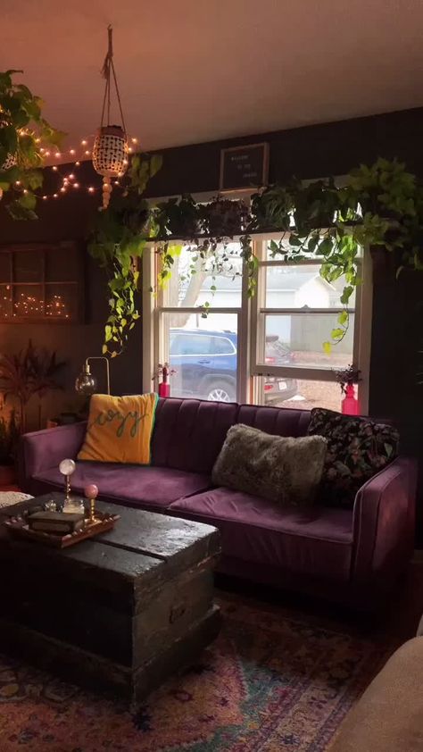 Witchy Apartment Living Room, Mystical Home Decor, Whimsigoth Decor Living Room, Whimsigoth Apartment, Whimsigoth Living Room, Whimsigothic Bedroom, Whimsical Apartment, Whimsical Living Room, Home Decor Apartment