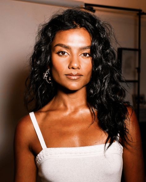 Simone Ashley Hair, Simone Ashley Makeup, Simone Ashley Aesthetic, Simon Ashley, Simple Summer Makeup, Summer Makeup Ideas, Feminine Black Women, Simone Ashley, Black Actresses