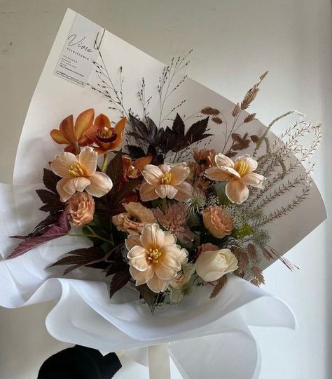 Floristry Aesthetic, Brown Flowers Aesthetic, Brown Flower Bouquet, Flower Bouquet Autumn, Flowers In Bouquet, Thanksgiving Bouquet, Pink Lettuce, Autumn Bouquets, Vintage Flower Bouquet