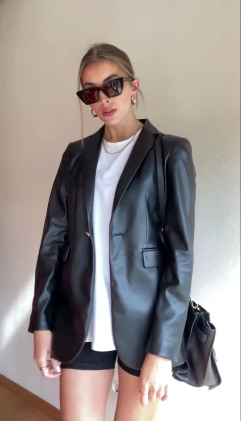 Leather Blazer And Shorts Outfit, Style Black Leather Blazer, Leather Blazer Summer Outfit, Leather Blazer Outfit Midsize, Black Leather Shacket Outfit Women, Cropped Leather Blazer, Blazer Piel Outfit, Leather Shirt Jacket Outfit, Oversized Leather Blazer Outfit