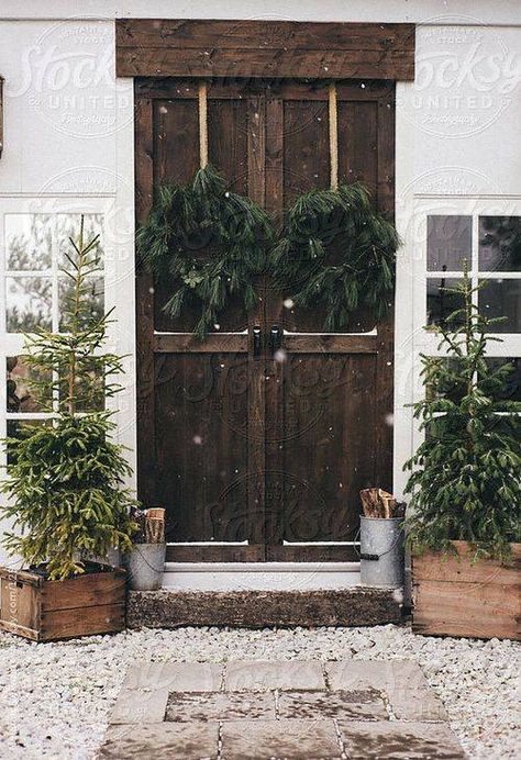 The Coolest Holiday Wreaths for Every Spot In Your Home Rustic Holiday, Noel Christmas, Merry Little Christmas, Holiday Inspiration, Christmas Love, Country Christmas, Christmas Joy, Christmas Inspiration, Rustic Christmas