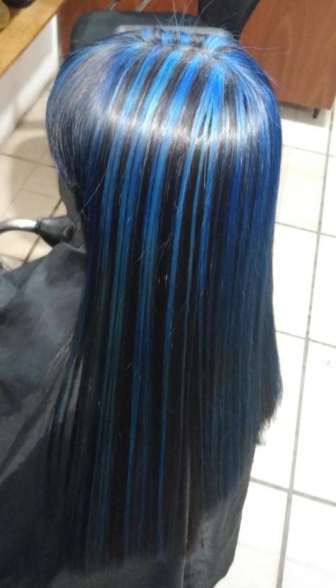 Blue Hair Highlights, Skunk Hair, Short White Hair, Hair Inspiration Long, Hair Color Streaks, Black Hair With Highlights, Hair Streaks, Dyed Hair Inspiration, Blue Highlights