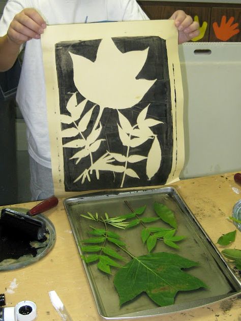 This may be the coolest thing I've ever seen ... definitely the coolest use of gelatin EVER ... printmaking with leaves, printing ink, and a cookie sheet of gelatin. Who would of thought? Leaves Printing, Cassie Stephens, Deco Nature, Gelli Printing, Spring Prints, Middle School Art, Printing Ink, Camping Art, Nature Crafts