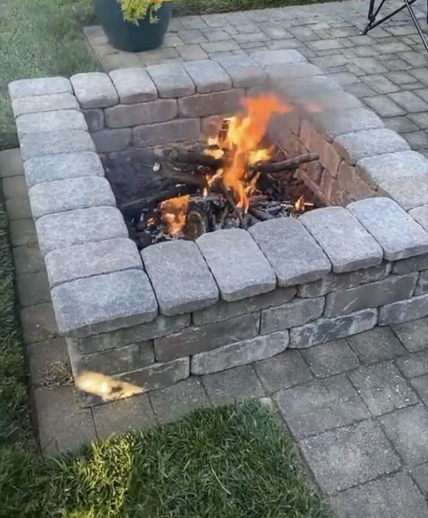 Square Paver Fire Pit, Diy Stone Fire Pit, Pavers Backyard Landscaping Ideas, Backyard Garden Plans, Outside Fire Pit, Diy Firepits, Burn Pit, Fire Pit Areas, Backyard Bench