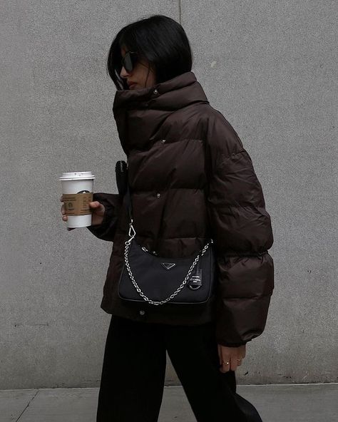 Jordans Brown, Puff Jacket Outfit, Style Inspo Winter, Influencer Aesthetic, Beige Coat, Tomboy Outfits, Brown Outfit, Cold Weather Fashion, Foto Ideas Instagram