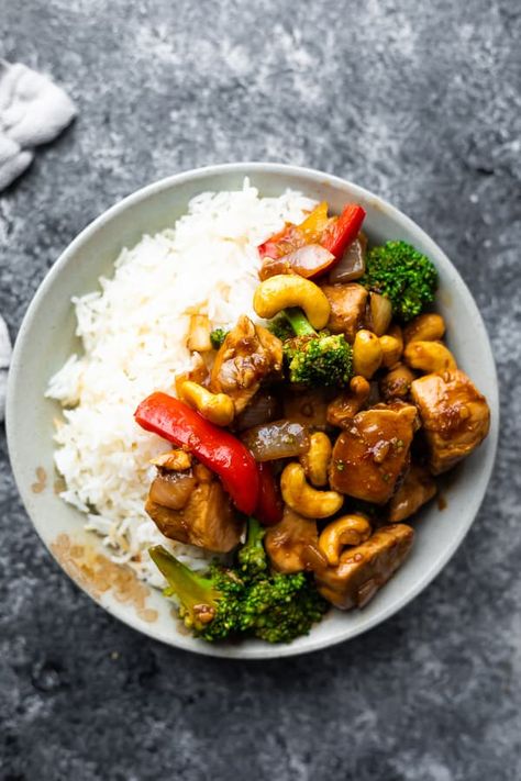 An easy 30-minute recipe for maple ginger cashew chicken stir fry! Packed full of vegetables and tossed in a sweet and savory maple ginger sauce. Runner Recipes, Cashew Chicken Stir Fry, Recipe Runner, Chicken Cashew Stir Fry, Stir Fry Recipes Chicken, Chicken Veggies, Cashew Chicken, Duck Recipes, Recipe Chicken