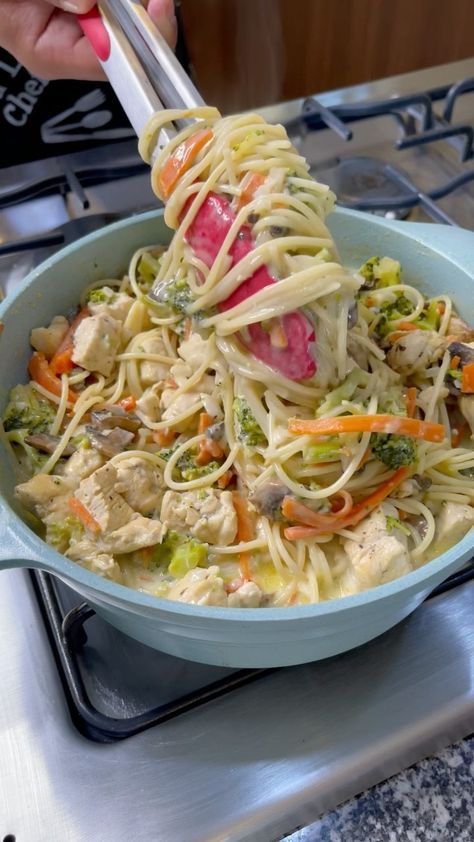 emilioelchef on Instagram: Pasta con vegetales cremosa y fácil de hacer 😍😍 Creamy Chicken And Noodles, Mexican Food Dishes, Easy Healthy Lunches, Mexican Food Recipes Easy, Tasty Pasta, Health Dinner Recipes, Chicken Dishes Recipes, Mexican Food Recipes Authentic, Food Platters