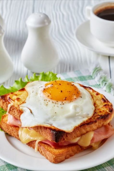 Dieser französische Sandwich mit heißem Käse und Schinken unterscheidet sich vom Croque Monsieur dadurch, dass er einen "Hut" aus Spiegelei hat. Hot Cheese, Croque Madame, French Breakfast, Toast Sandwich, Burgers Sandwiches, Chutney, Finger Foods, Food Inspiration, Breakfast Recipes