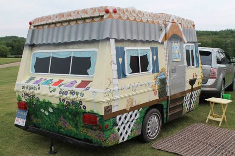 Cute house on wheels too. Vintage Camper Interior, Rv Exterior, Camper Art, Caravan Interior, School Buses, Vintage Rv, Vintage Campers Trailers, Vintage Caravans, Vintage Campers