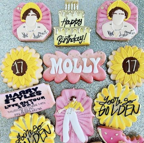 Niall Horan One Direction, One Direction Zayn, Golden Cookie, Butterfly Cardigan, Box Regalo, Cupcakes Bakery, Harry Styles Birthday, Tattoos Butterfly, Bakery Cookies